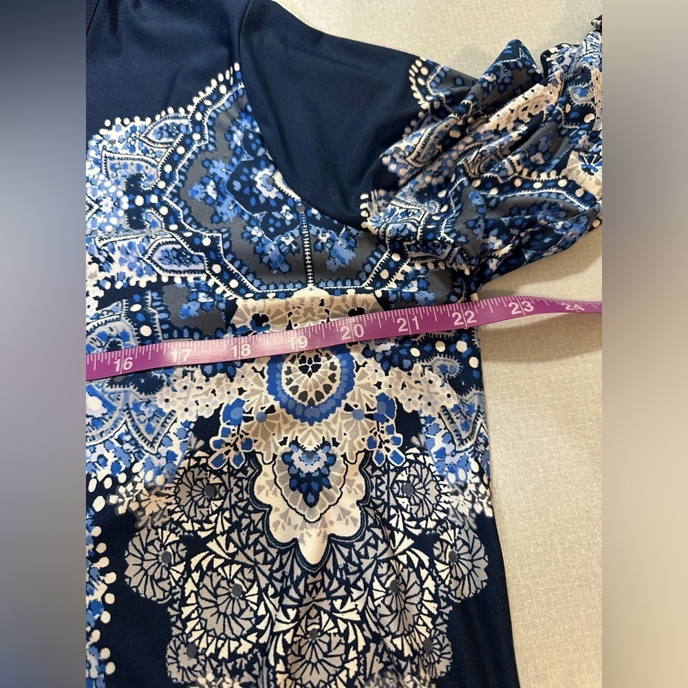Woman’s blouse - Picture 5 of 7